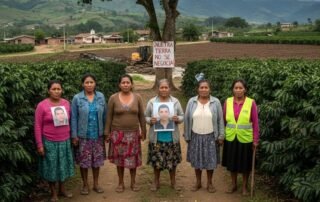 Lideresas campesinas del Cauca exigiendo justicia y protección frente a la explotación ilícita de tierras.